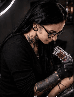 Adelle, Head Artist